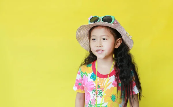 Retrato Niña Asiática Patrón Floral Vestido Verano Sombrero Con Gafas —  Fotos de Stock