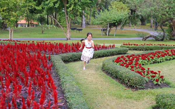 Menina Asiática Feliz Vestido Branco Correndo Divertindo Jardim Flores — Fotografia de Stock