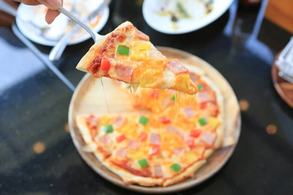 Deliciosa Pizza Havaiana Servida Bandeja Madeira Contra Mesa Preta — Fotografia de Stock
