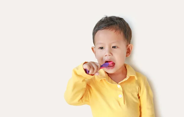 Portret Van Kleine Aziatische Baby Jongen Poetsen Tanden Witte Achtergrond — Stockfoto