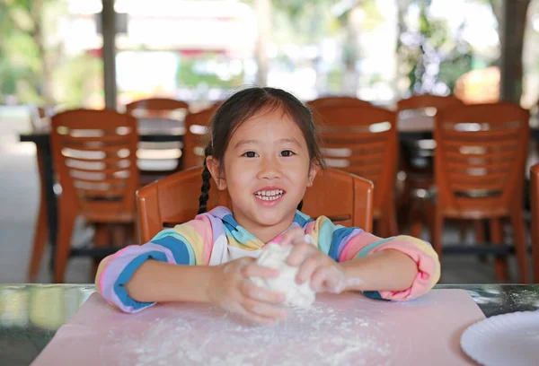 Счастливая Азиатская Маленькая Девочка Месит Тесто Пиццы Столе Домашний Процесс — стоковое фото