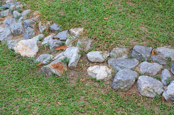 Kleiner Mauer Zaun Aus Stein Gras Garten Hintergrund — Stockfoto