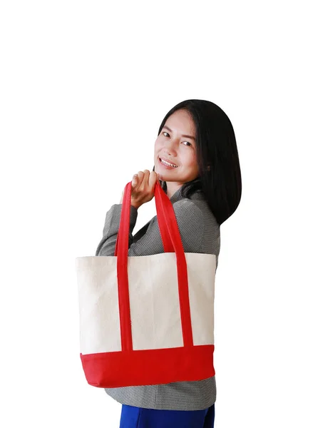 白い背景に隔離された綿の生地のバッグを持って幸せなアジアの女性 環境に優しいバッグ用削減またはゼロ廃棄物コンセプト — ストック写真