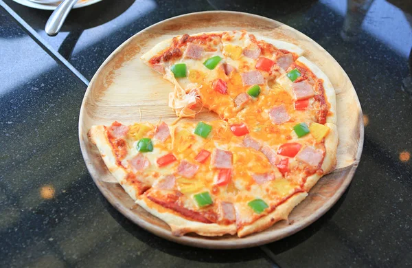 Deliciosa Pizza Havaiana Servida Bandeja Madeira Contra Mesa Preta — Fotografia de Stock