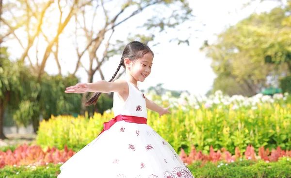 Menina Asiática Brincalhão Jardim Flores Com Sorrindo Dia Ensolarado Kid — Fotografia de Stock
