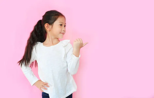 Αξιολάτρευτο Ασιατικό Κοριτσάκι Ψάχνει Τον Αντίχειρα Δείχνοντας Δίπλα Χαμόγελο Ροζ — Φωτογραφία Αρχείου