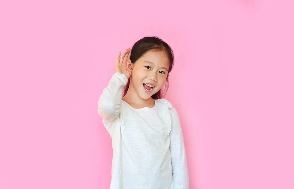 Atractiva Asiática Niña Pequeña Sonriendo Con Mano Sobre Oído Escuchar —  Fotos de Stock