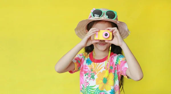 Pequeno Fotógrafo Tirando Fotos Por Câmera Brinquedo Criança Turistas Vestido — Fotografia de Stock
