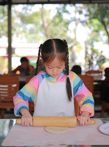Portret Azjatyckiej Dziewczynki Używającej Drewnianego Wałka Ciasta Pizzę Domowej Roboty — Zdjęcie stockowe