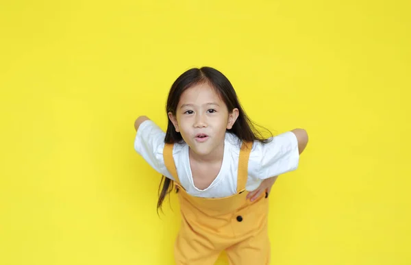 Αξιολάτρευτο Κοριτσάκι Καταπληκτική Έκφραση Απομονωμένη Κίτρινο Φόντο Ασιάτης Ενθουσιασμένες Χειρονομίες — Φωτογραφία Αρχείου