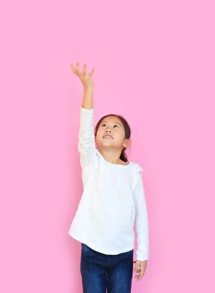 Azjatka Trzymająca Coś Nad Głową Różowym Tle Dziecko Wyrażenie Podnieść — Zdjęcie stockowe