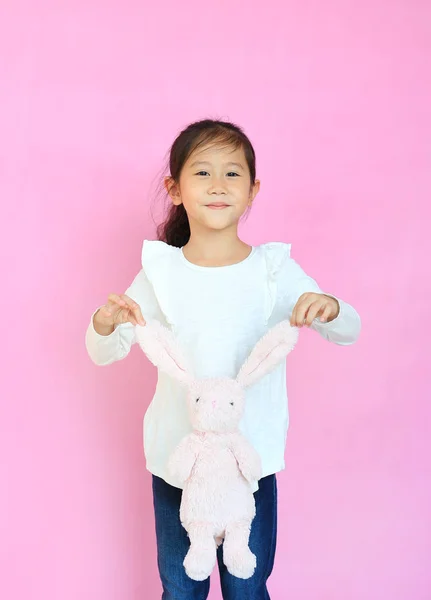 Adorável Menina Asiática Segurando Orelhas Boneca Coelho Rosa Isolado Fundo — Fotografia de Stock