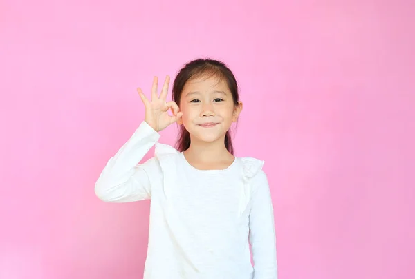 Krásné Asijské Malé Dítě Dívka Dělat Symbol Izolované Růžovém Pozadí — Stock fotografie