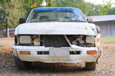 Eski paslı, beyaz bir arabanın ayrıntıları.