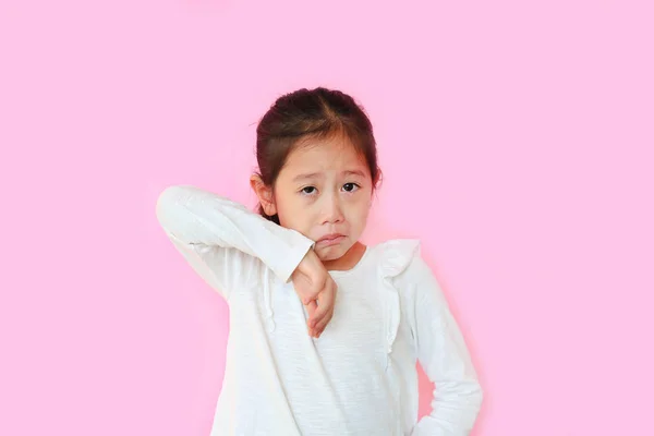 Porträtt Asiatisk Liten Barn Flicka Gråter Isolerad Rosa Bakgrund Grabben — Stockfoto