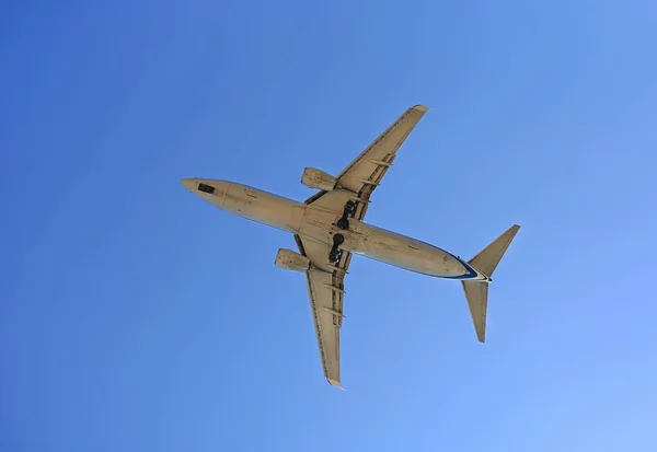 青い空の背景に商業用ジェット飛行機のフライト 下から見た — ストック写真