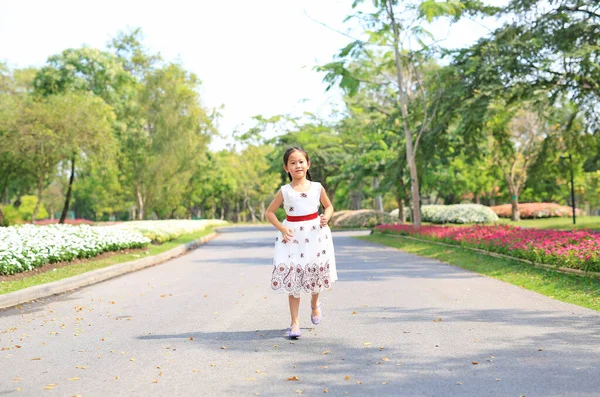 Menina Asiática Vestir Vestido Branco Correndo Estrada Parque Natureza — Fotografia de Stock