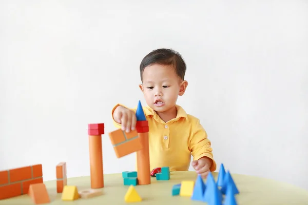 Intend Asiatique Petit Garçon Jouer Jouet Bloc Bois Sur Table — Photo