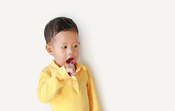 Roztomilé Malé Asijské Dítě Chlapec Čištění Zubů Dívá Vedle Bílém — Stock fotografie