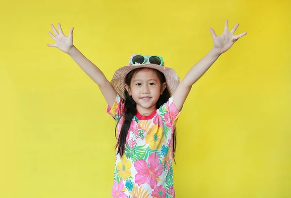 Маленькая Азиатская Девочка Широко Распростертыми Объятиями Желтом Фоне Ребенок Цветочном — стоковое фото