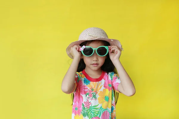 Menina Jovem Vestido Verão Chapéu Usando Óculos Sol Sobre Fundo — Fotografia de Stock