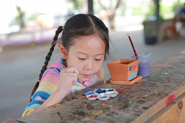 Enfant Peinture Portrait Asiatique Petite Fille Peinture Sur Plat Faïence — Photo