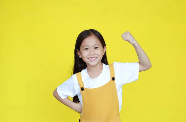 Sonriente Niña Asiática Mostrando Músculo Con Mirada Cámara Aislada Fondo — Foto de Stock