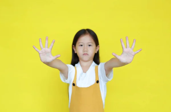 Flickshowen Slutar Sjunga Med Två Handflator Barn Gör Varningsuttryck Isolerad — Stockfoto