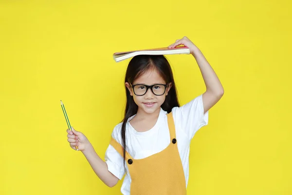 Asiatisk Liten Barn Flicka Bär Glasögon Med Bok Huvudet Och — Stockfoto