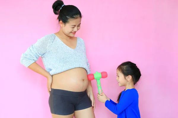 Ασιατικό Κοριτσάκι Που Παίζει Μωρό Στην Κοιλιά Της Εγκύου Μητέρας — Φωτογραφία Αρχείου