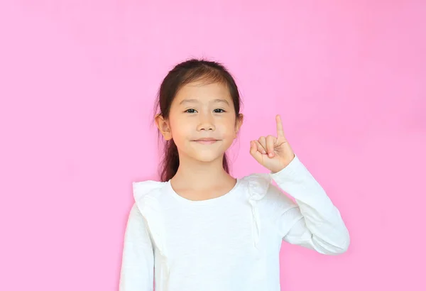 Linda Menina Asiática Mostrando Dedo Mindinho Isolado Fundo Rosa Retrato — Fotografia de Stock