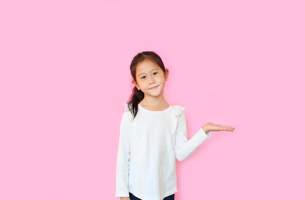 Πορτρέτο Του Χαμογελαστού Ασιατικό Κοριτσάκι Δείχνει Χέρι Έκφρασης Κρατώντας Κάτι — Φωτογραφία Αρχείου