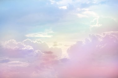 Bulut ve pastel renkli bir arka plan ile gökyüzü