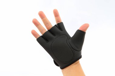 Sağ el beyaz arka plan üzerinde izole spor eldiven giyiyor.