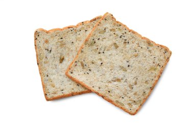 Beyaz arka planda izole edilmiş dilimli tahıllı ekmek. Görünümün üstünde.