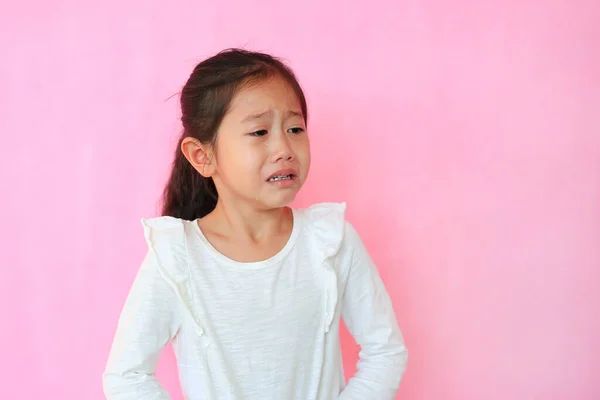 Портрет Крупним Планом Азіатської Маленької Дівчинки Яка Плаче Ізольовано Рожевому — стокове фото