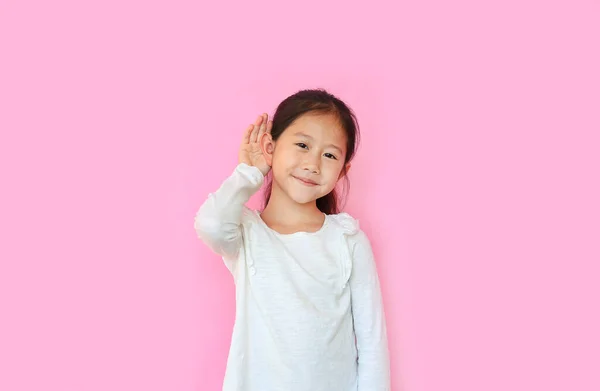 Usmívající Asijské Malé Dítě Dívka Usmívá Rukou Přes Ucho Poslouchat — Stock fotografie