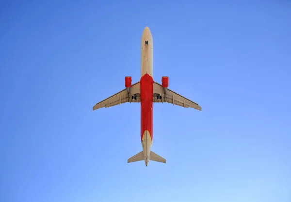 青い空の背景に商業用ジェット飛行機のフライト 下から見た — ストック写真
