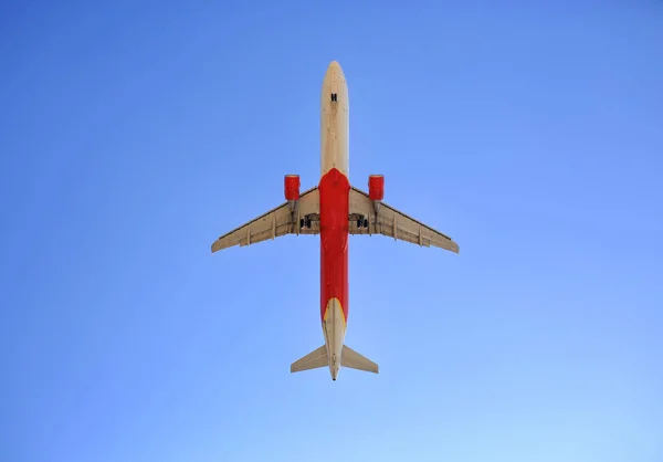 Mavi Gökyüzü Arka Planında Ticari Jet Uçuşu Aşağıdan Görüldü — Stok fotoğraf