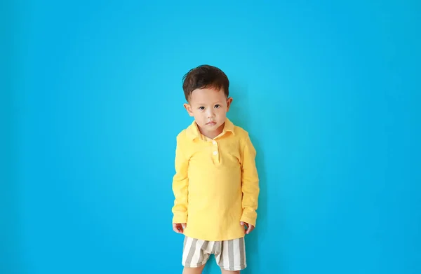 Portret Pokojowego Azjatyckiego Chłopca Odizolowanego Niebieskim Tle Kamerą — Zdjęcie stockowe