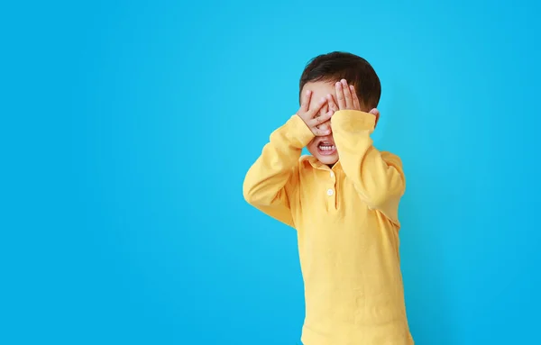 Malý Asijské Dítě Chlapec Zakrývající Oči Rukama Izolované Modrém Pozadí — Stock fotografie