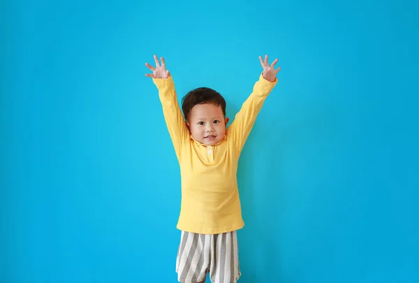 Ritratto Felice Piccolo Asiatico Bambino Ragazzo Espressione Alzare Mani Guardando — Foto Stock