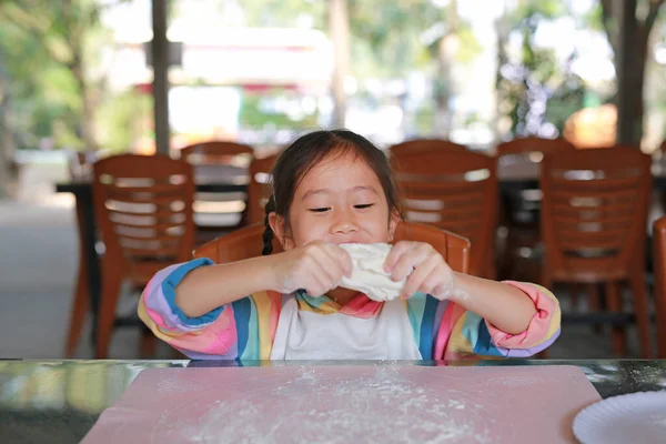Portret Szczęśliwej Azjatyckiej Dziewczynki Ugniatającej Pizzę Stole Domowej Roboty Proces — Zdjęcie stockowe