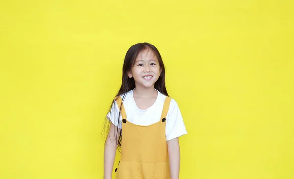 Retrato Feliz Asiático Menina Dungarees Com Sorrindo Isolado Fundo Amarelo — Fotografia de Stock