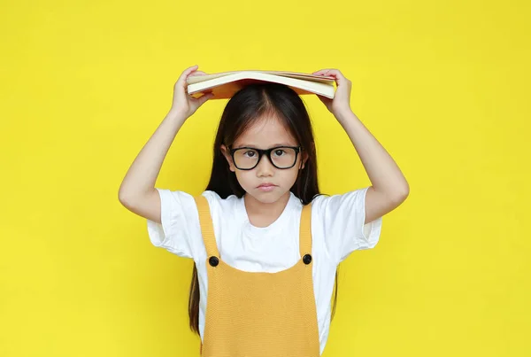 Schattig Aziatisch Meisje Met Een Bril Met Een Boek Haar — Stockfoto