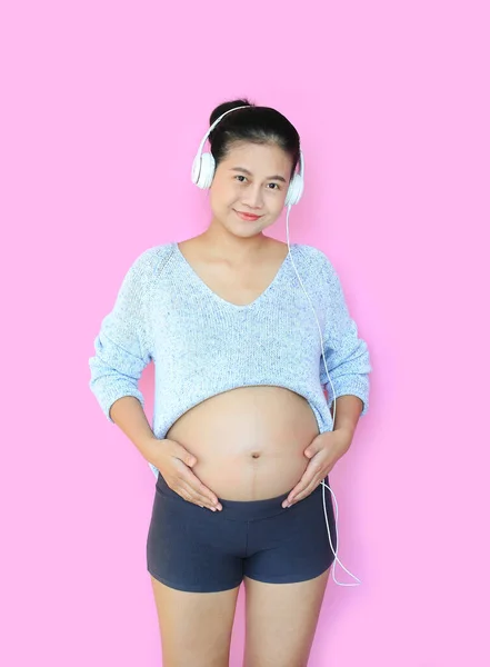 Retrato Feliz Jovem Asiático Grávida Mulher Com Fones Ouvido Isolado — Fotografia de Stock