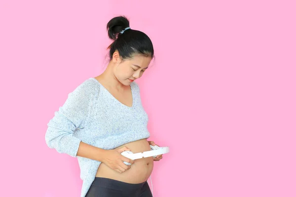 Πορτρέτο Του Χαμογελαστού Νεαρή Έγκυος Ασιατική Γυναίκα Βάζοντας Ακουστικά Στην — Φωτογραφία Αρχείου