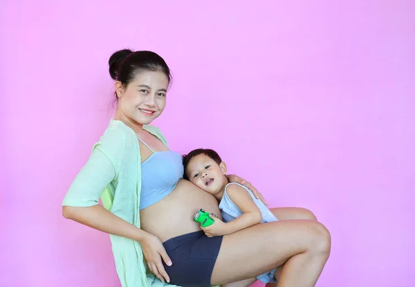 Ασιατικό Αγοράκι Που Ακούει Μωρό Στην Κοιλιά Της Εγκύου Μητέρας — Φωτογραφία Αρχείου