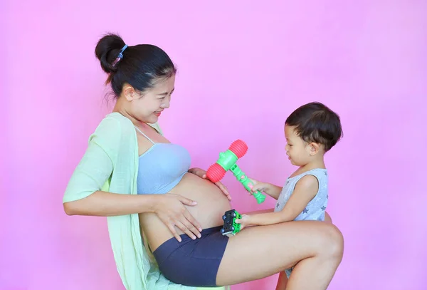 Anak Laki Laki Asia Kecil Bermain Dengan Bayi Perut Ibu — Stok Foto