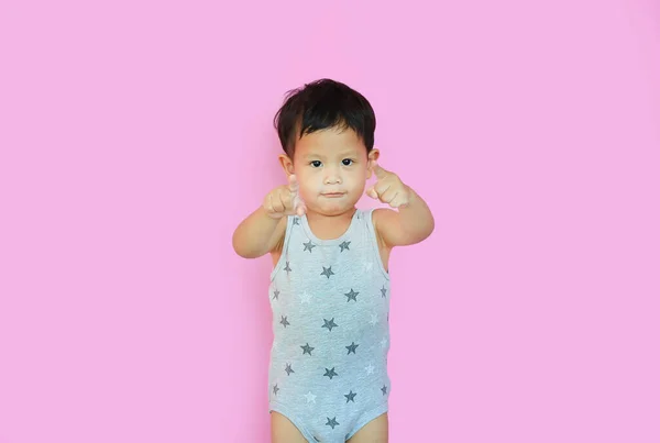Portret Uśmiechniętego Azjatyckiego Chłopca Wskazującego Kamerę Różowym Tle — Zdjęcie stockowe